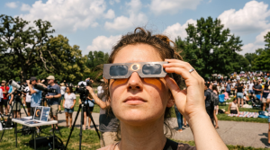 Femme portant des lunettes certifiées ISO 12312-2 pour observer l'éclipse solaire en toute sécurité